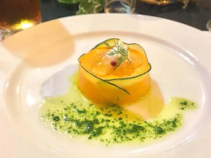 白い皿に盛られた、島の食材を使った創作料理の一皿。