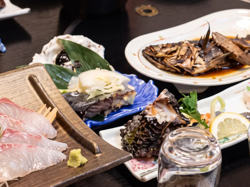 島の海の幸をふんだんに使った、夕食の盛り合わせ。
